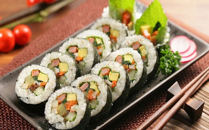 Món cơm cuộn chế biến từ rong biển Hàn Quốc